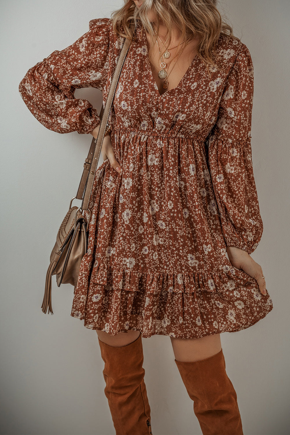 Vestido curto com babados florais e manga bufante estilo boho
