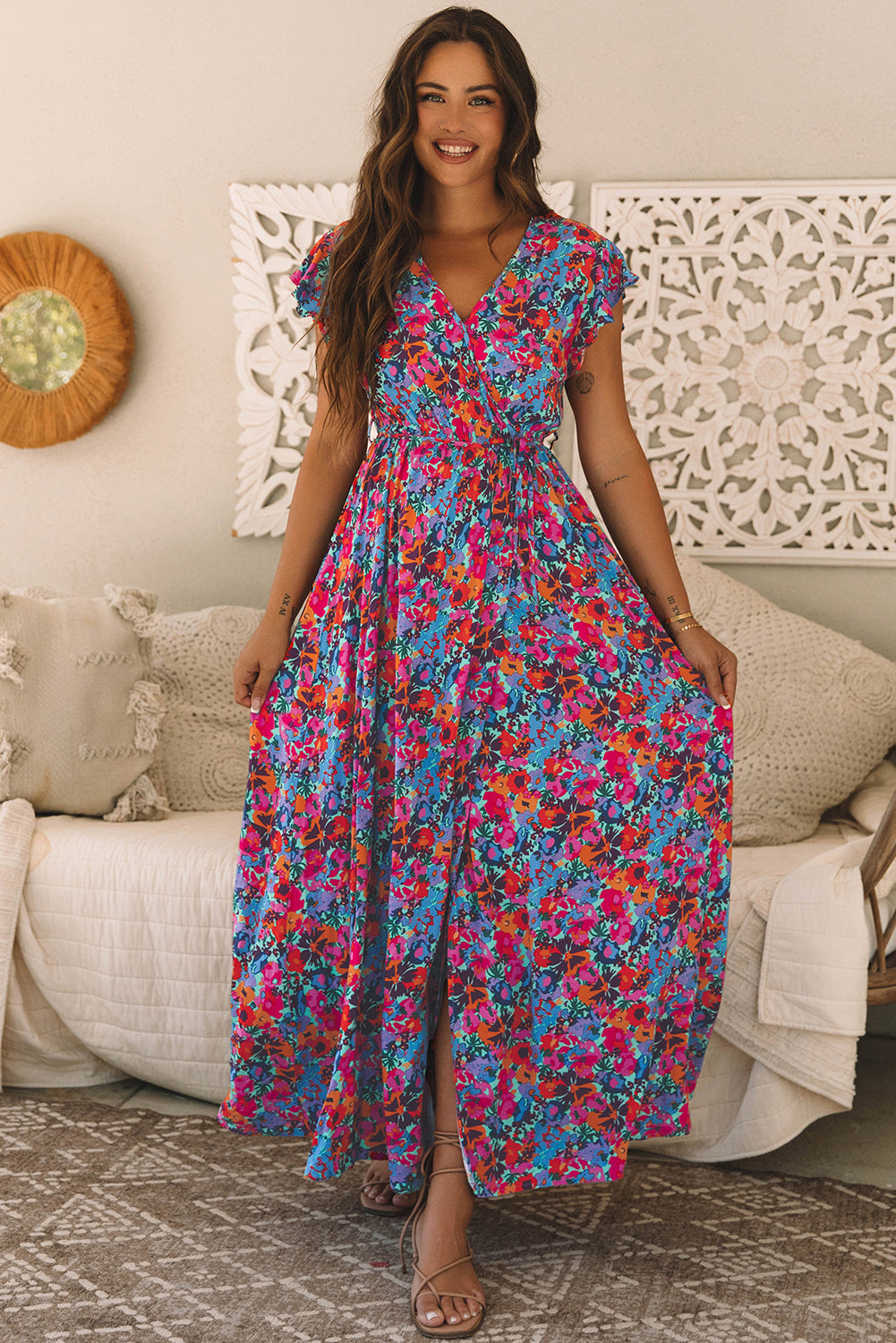 Vestido longo com decote em V e estampa floral e fenda