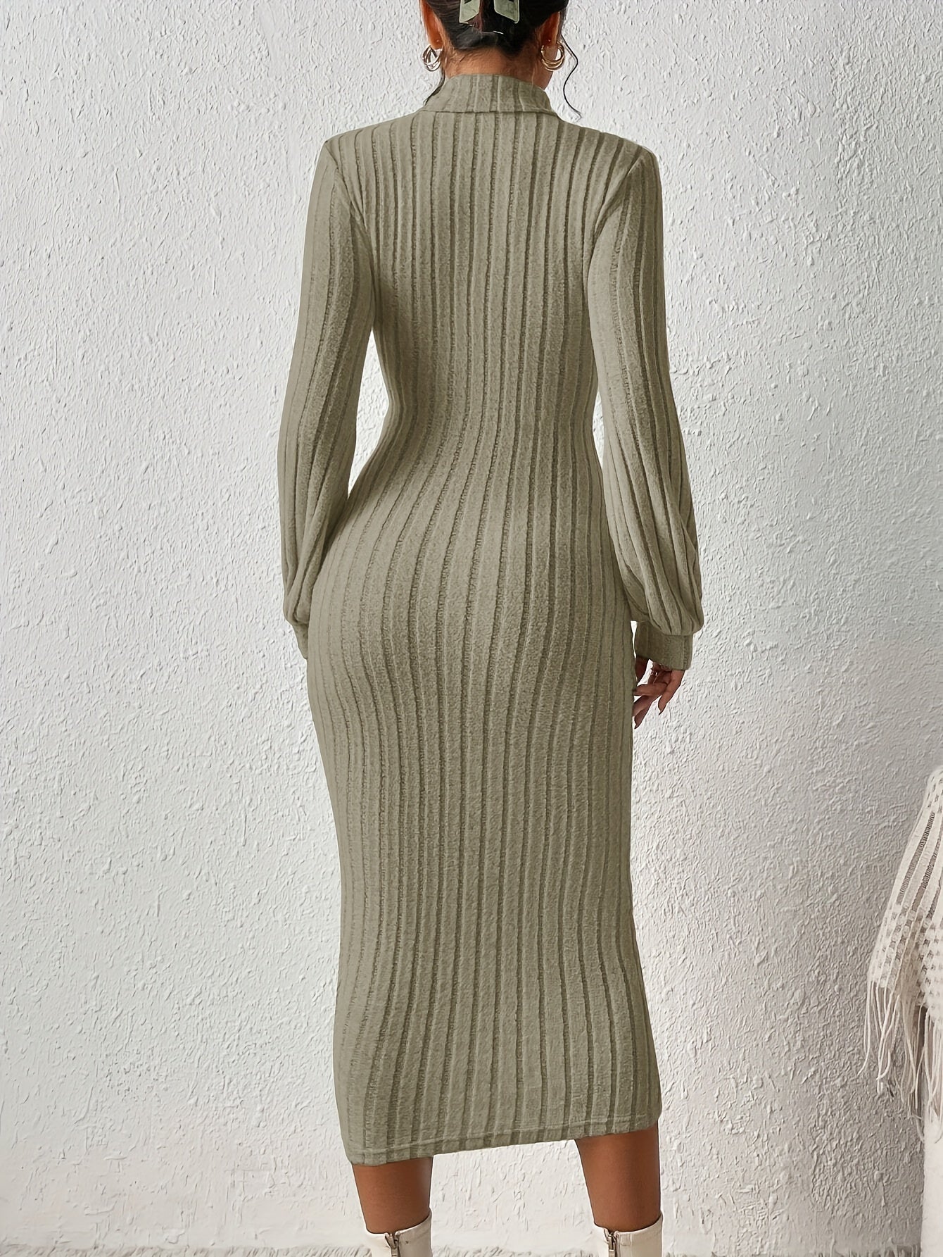 Vestido justo com nervuras, gola alta elegante, manga comprida, para mulheres.