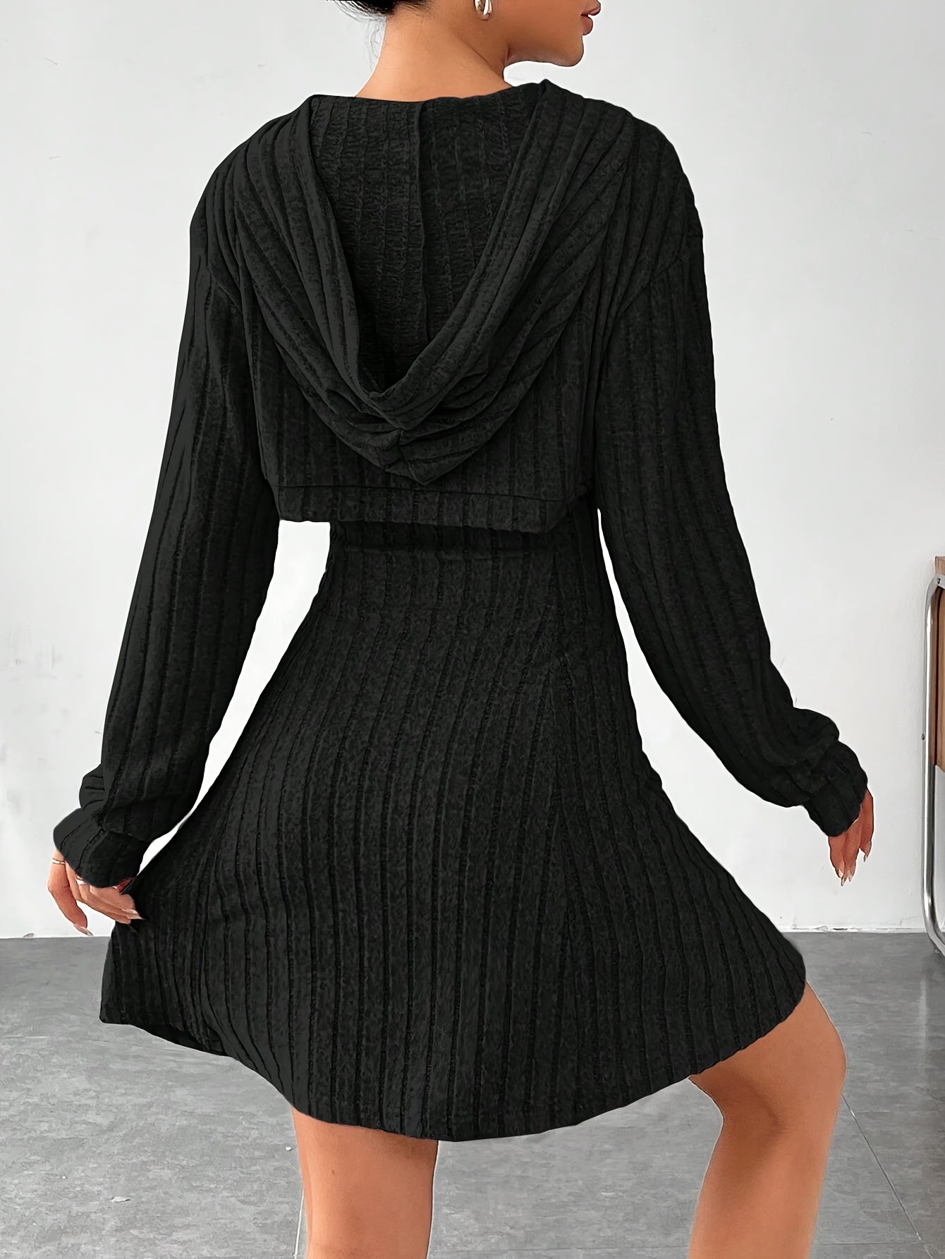 Conjunto de vestido canelado, casaco com capuz e vestido regata em corte A.