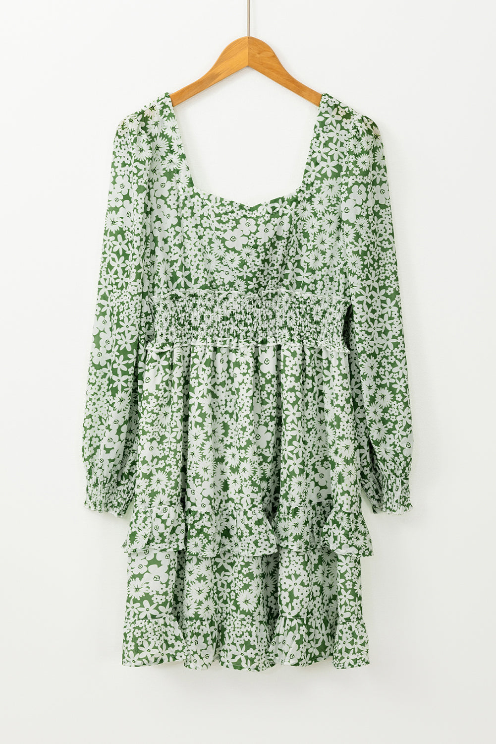 Vestido curto com babados e cintura franzida