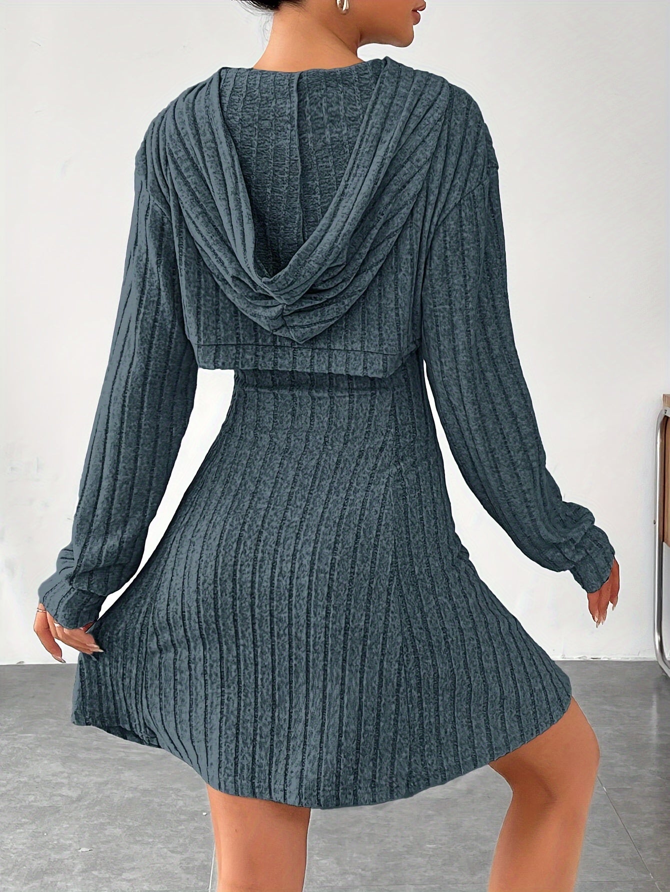 Conjunto de vestido canelado, casaco com capuz e vestido regata em corte A.