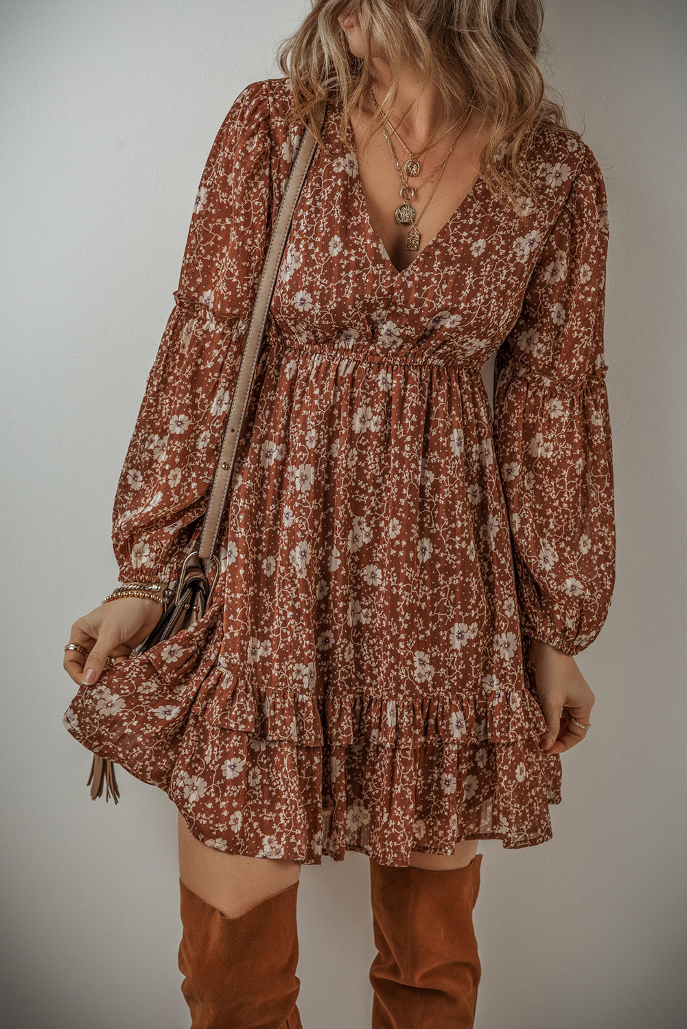 Vestido curto com babados florais e manga bufante estilo boho