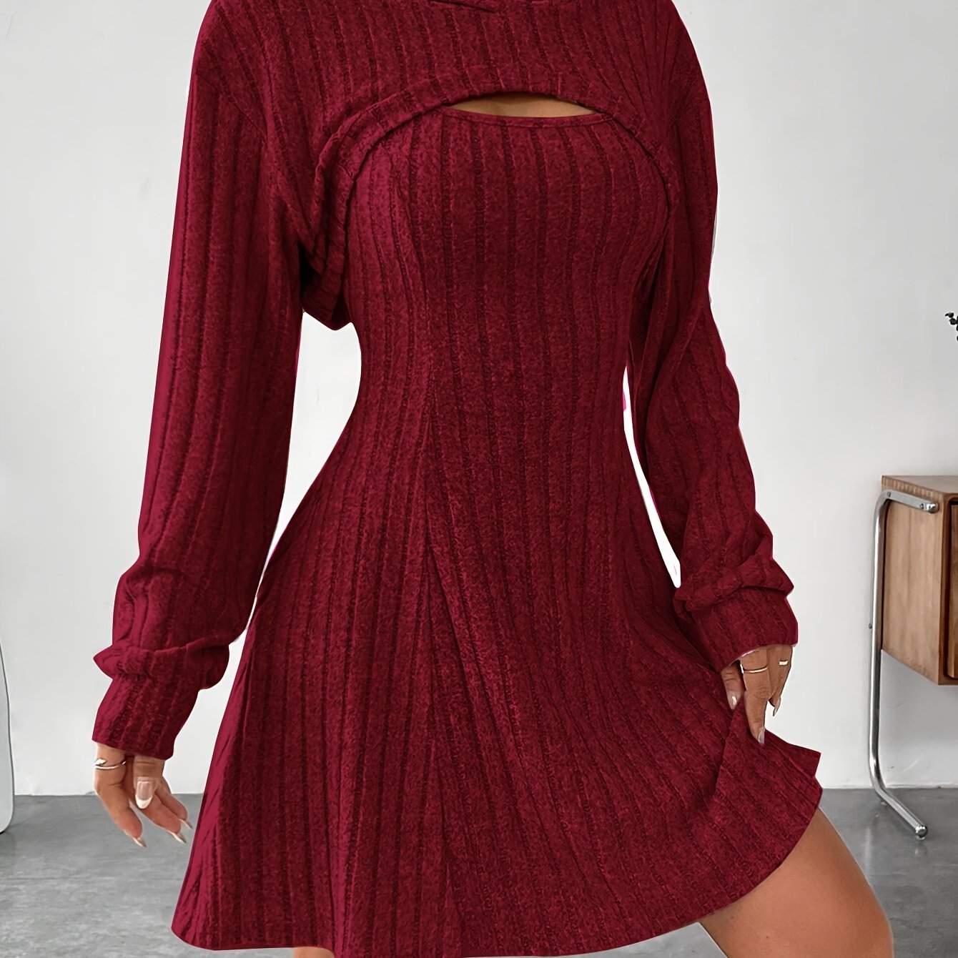 Conjunto de vestido canelado, casaco com capuz e vestido regata em corte A.