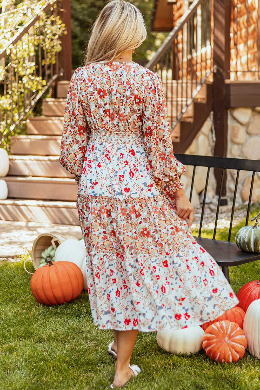 Vestido midi de manga comprida com babados e estampa floral