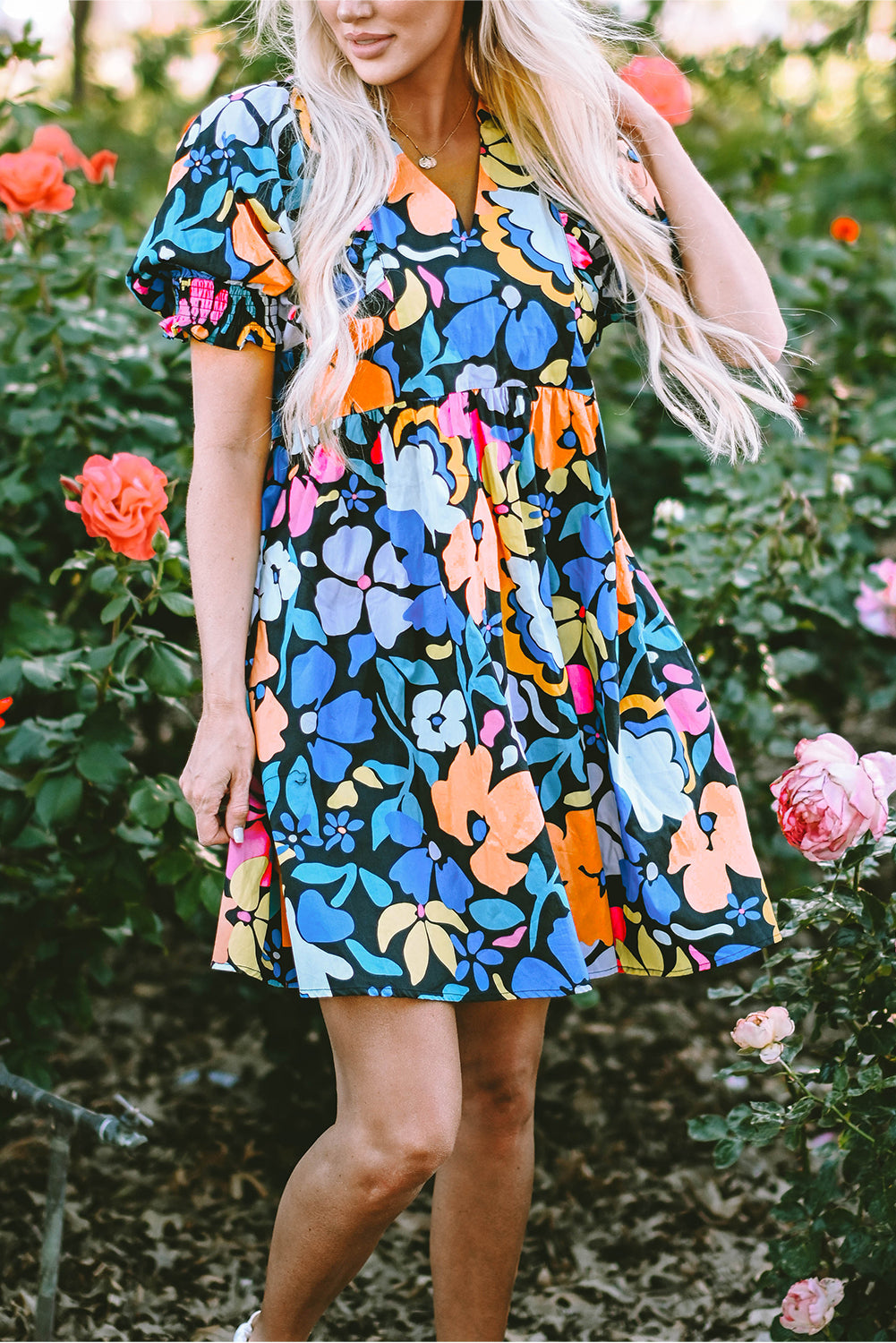 Vestidos florais com decote aberto e gola alta