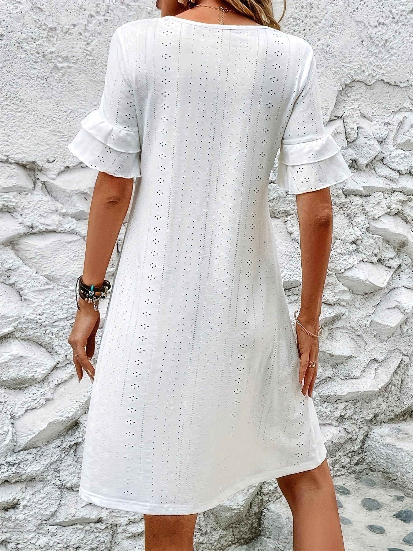 Vestido com gola redonda bordado com ilhós, manga casual com babados para primavera/verão.