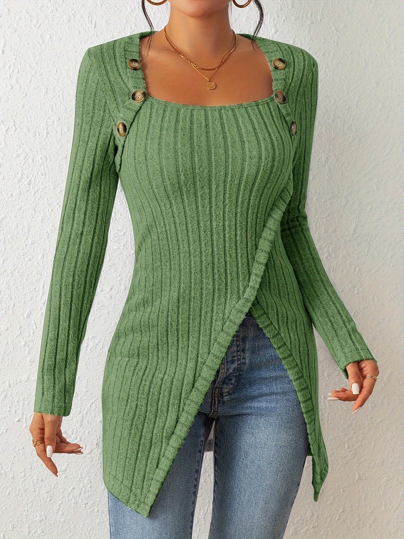 Camiseta de malha slim fit com gola quadrada, decoração de botões e bainha com fenda
