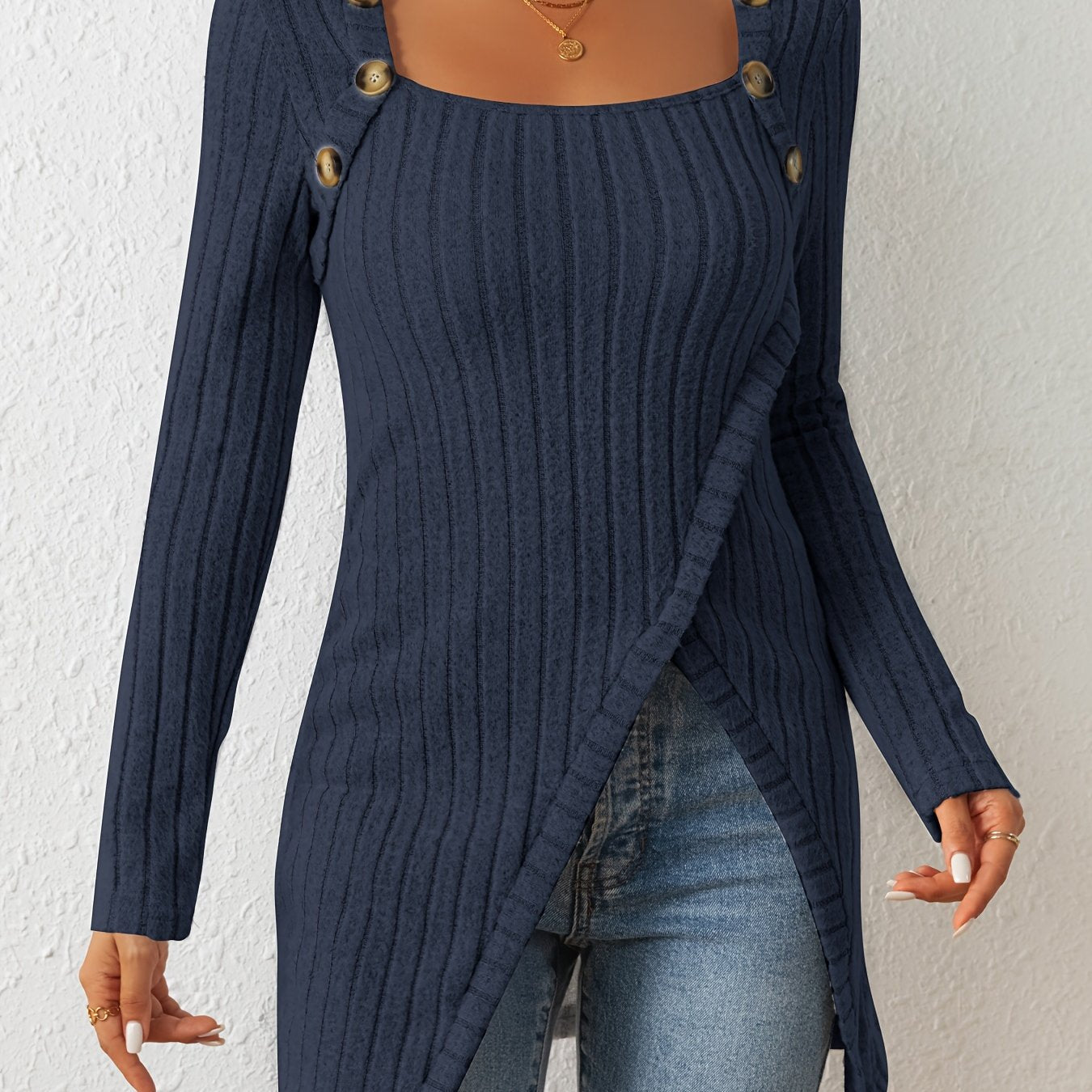 Camiseta de malha slim fit com gola quadrada, decoração de botões e bainha com fenda