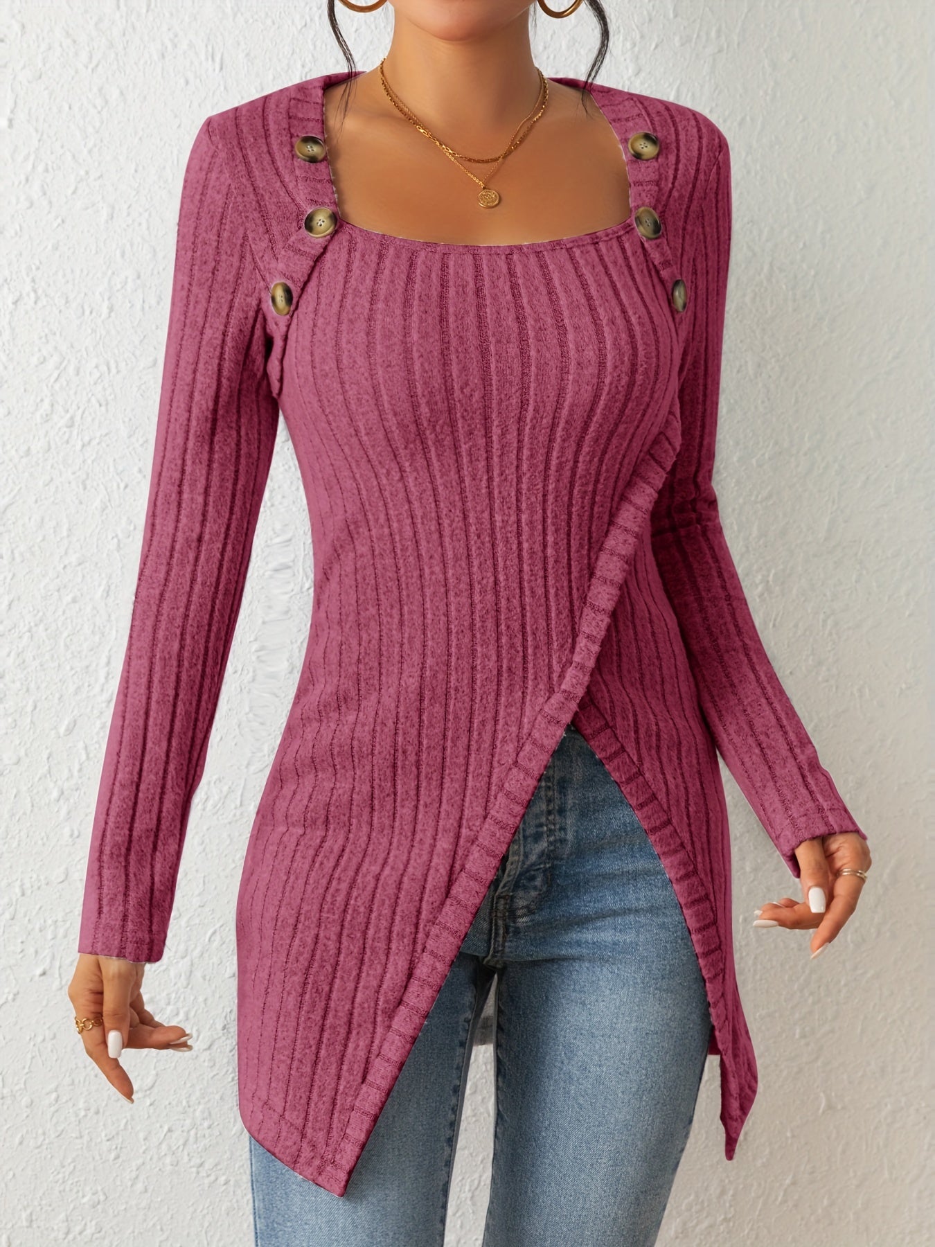 Camiseta de malha slim fit com gola quadrada, decoração de botões e bainha com fenda