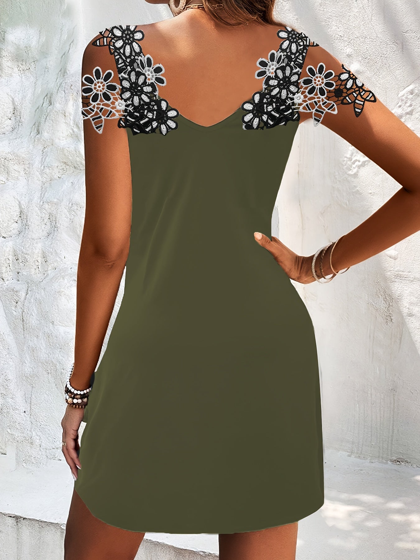 Vestido com ombros descobertos e apliques florais, decote em V, vestido casual para festas.