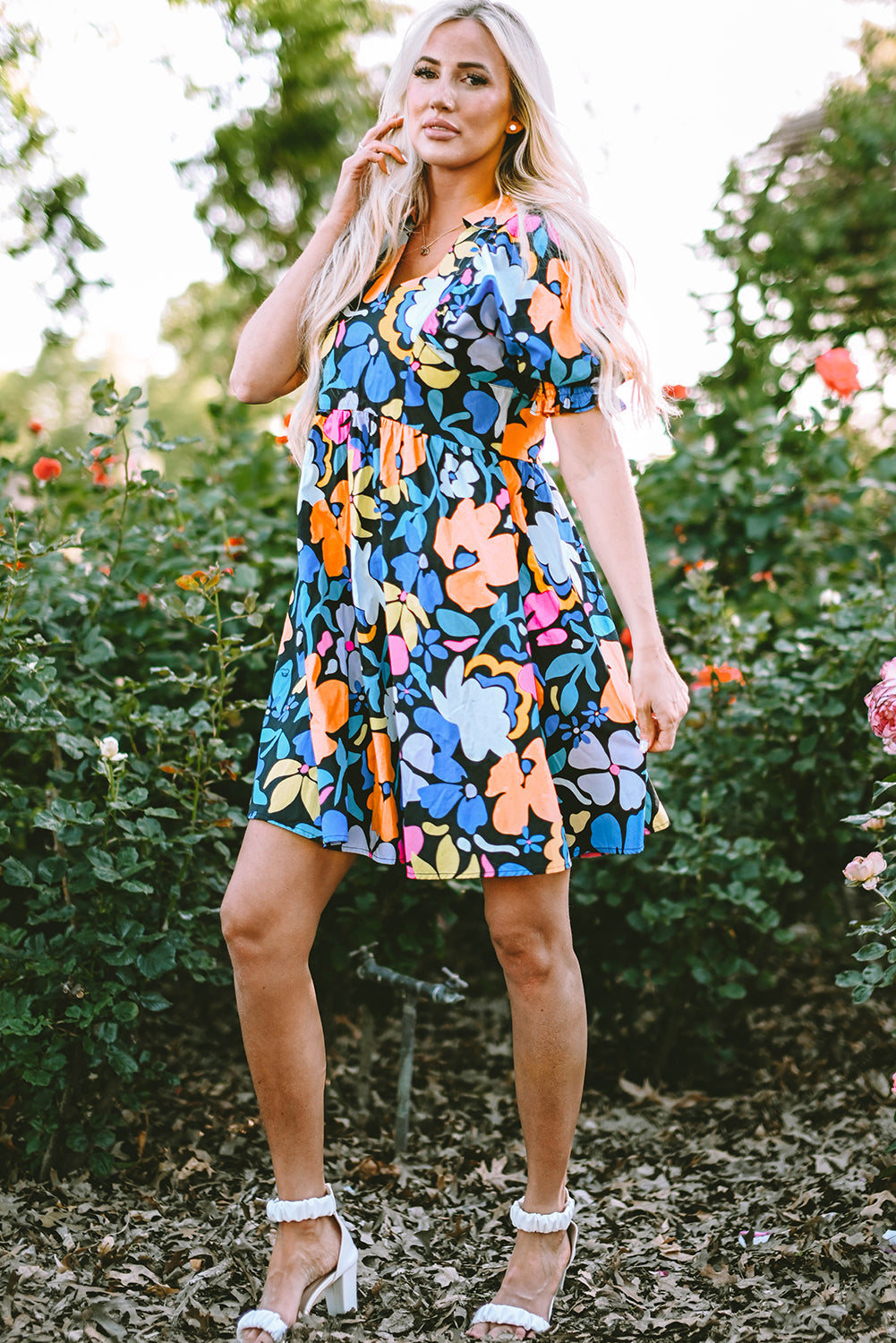 Vestidos florais com decote aberto e gola alta