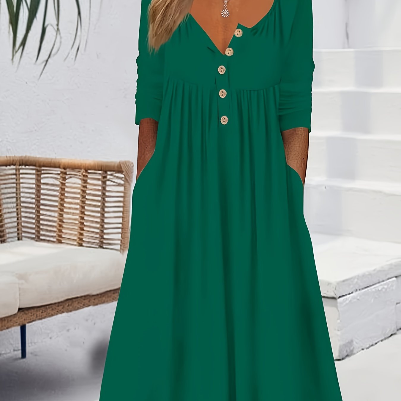 Vestido midi com botões frontais, manga comprida, bolsos e bainha com babados.