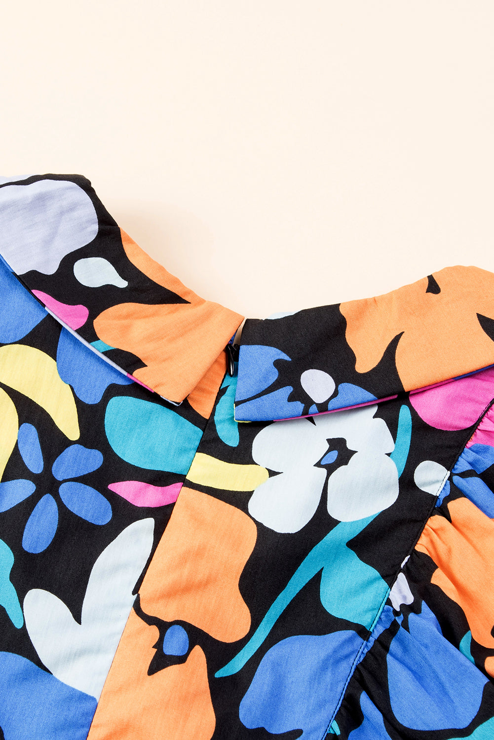 Vestidos florais com decote aberto e gola alta