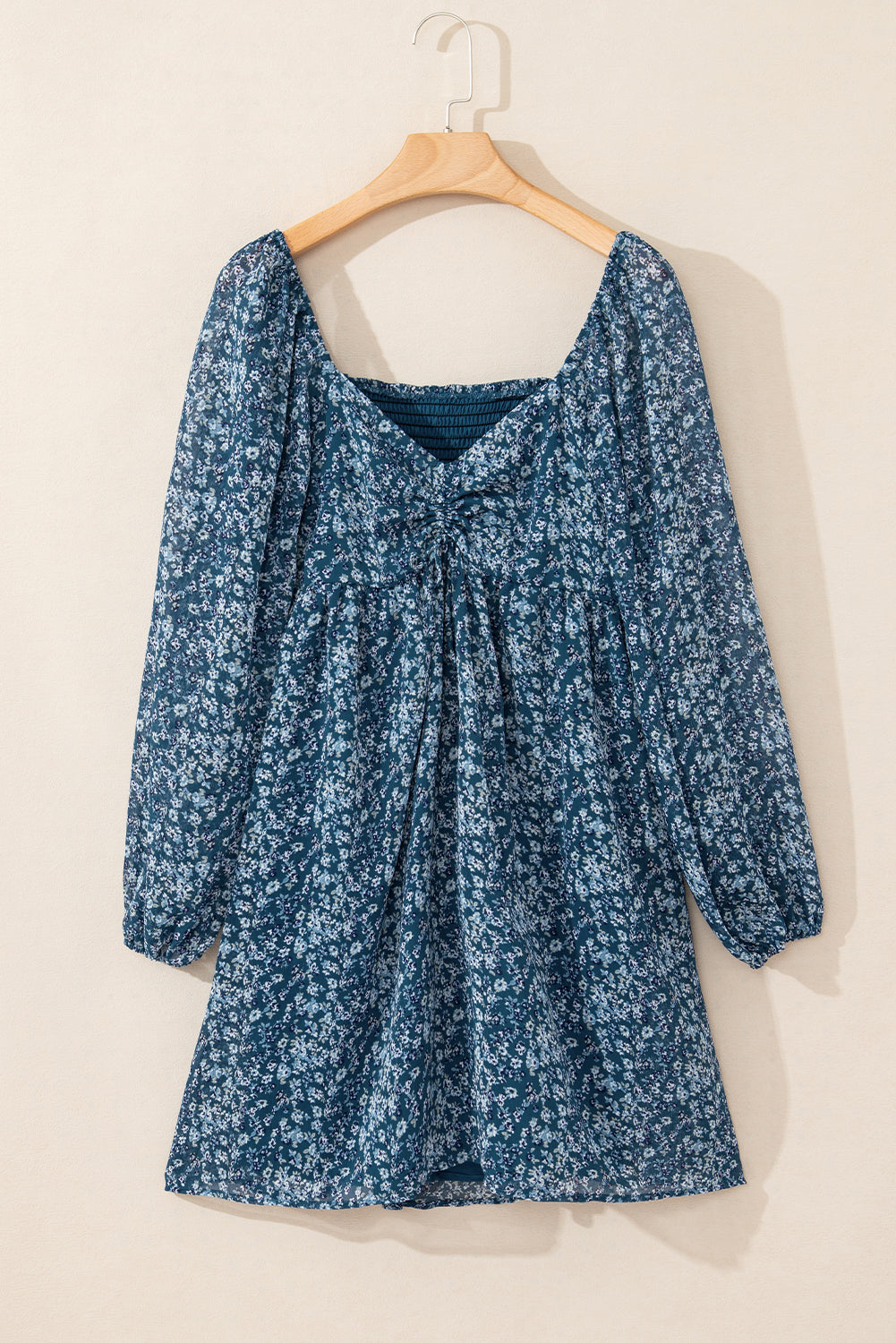 Vestido curto com estampa floral e decote coração