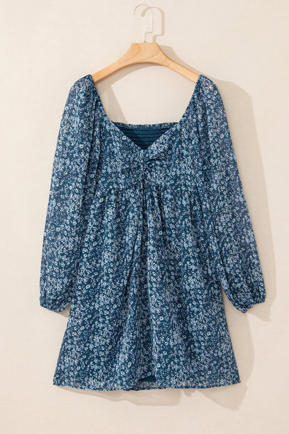 Vestido curto com estampa floral e decote coração