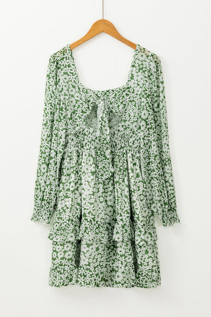 Vestido curto com babados e cintura franzida