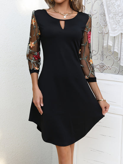 Kleid mit Blumenmuster, Dreiviertel-Illusionsärmel, Schlüssellochausschnitt, lockere Passform.