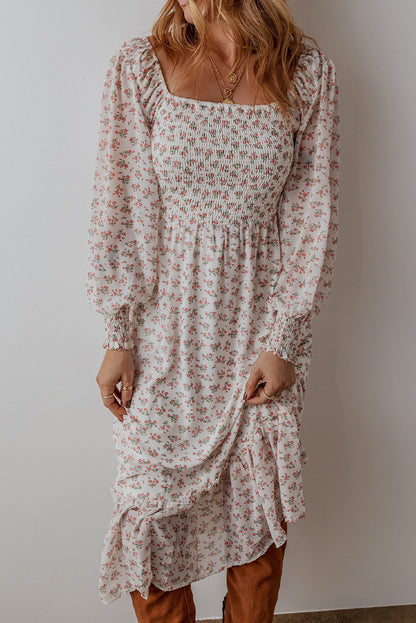 Vestido midi com estampa floral e decote quadrado