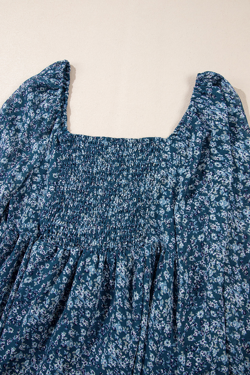 Vestido curto com estampa floral e decote coração
