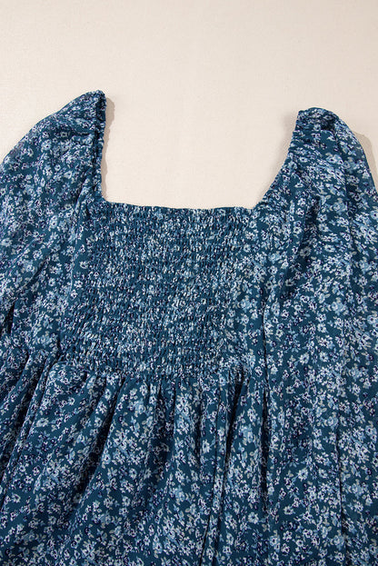 Vestido curto com estampa floral e decote coração