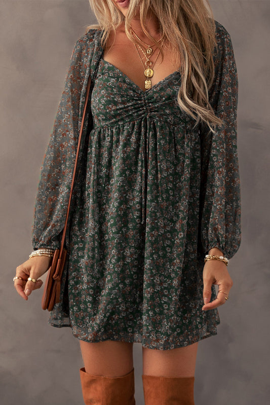 Vestido curto com estampa floral e decote coração