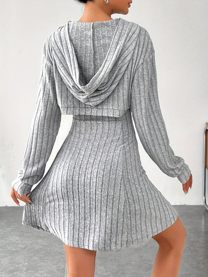 Conjunto de vestido canelado, casaco com capuz e vestido regata em corte A.