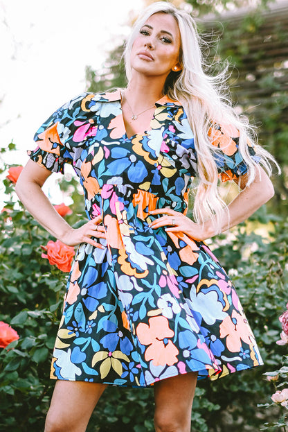 Vestidos florais com decote aberto e gola alta