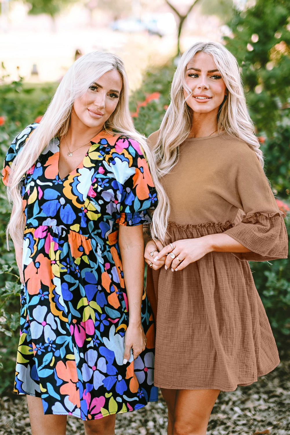 Vestidos florais com decote aberto e gola alta
