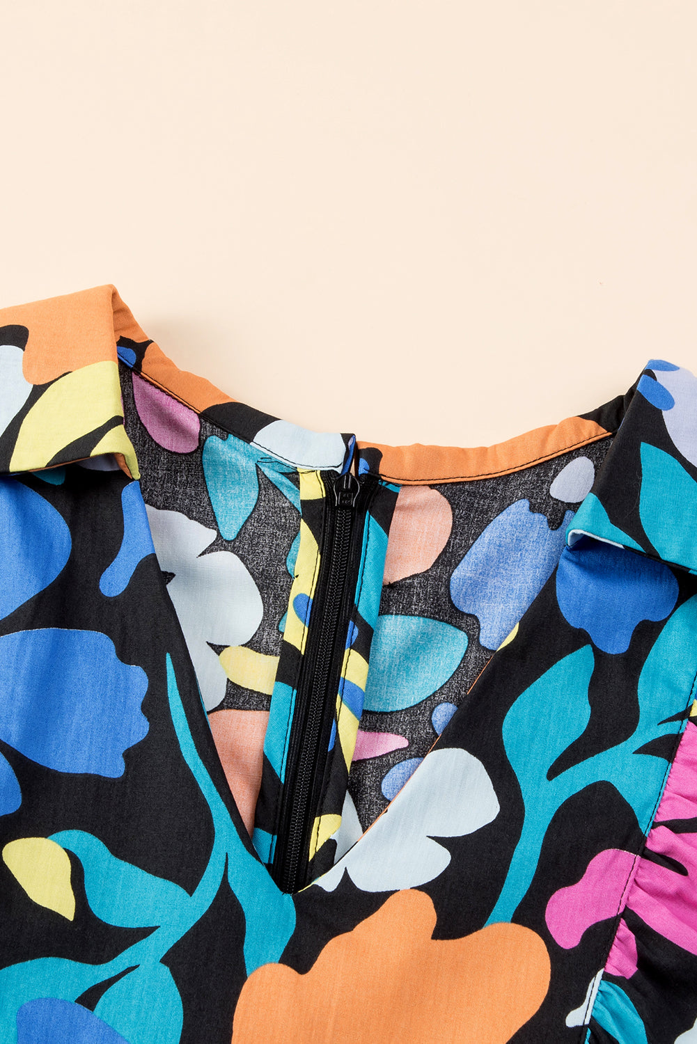 Vestidos florais com decote aberto e gola alta
