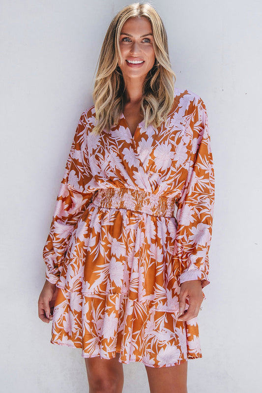 Vestido floral com babados na cintura e camadas