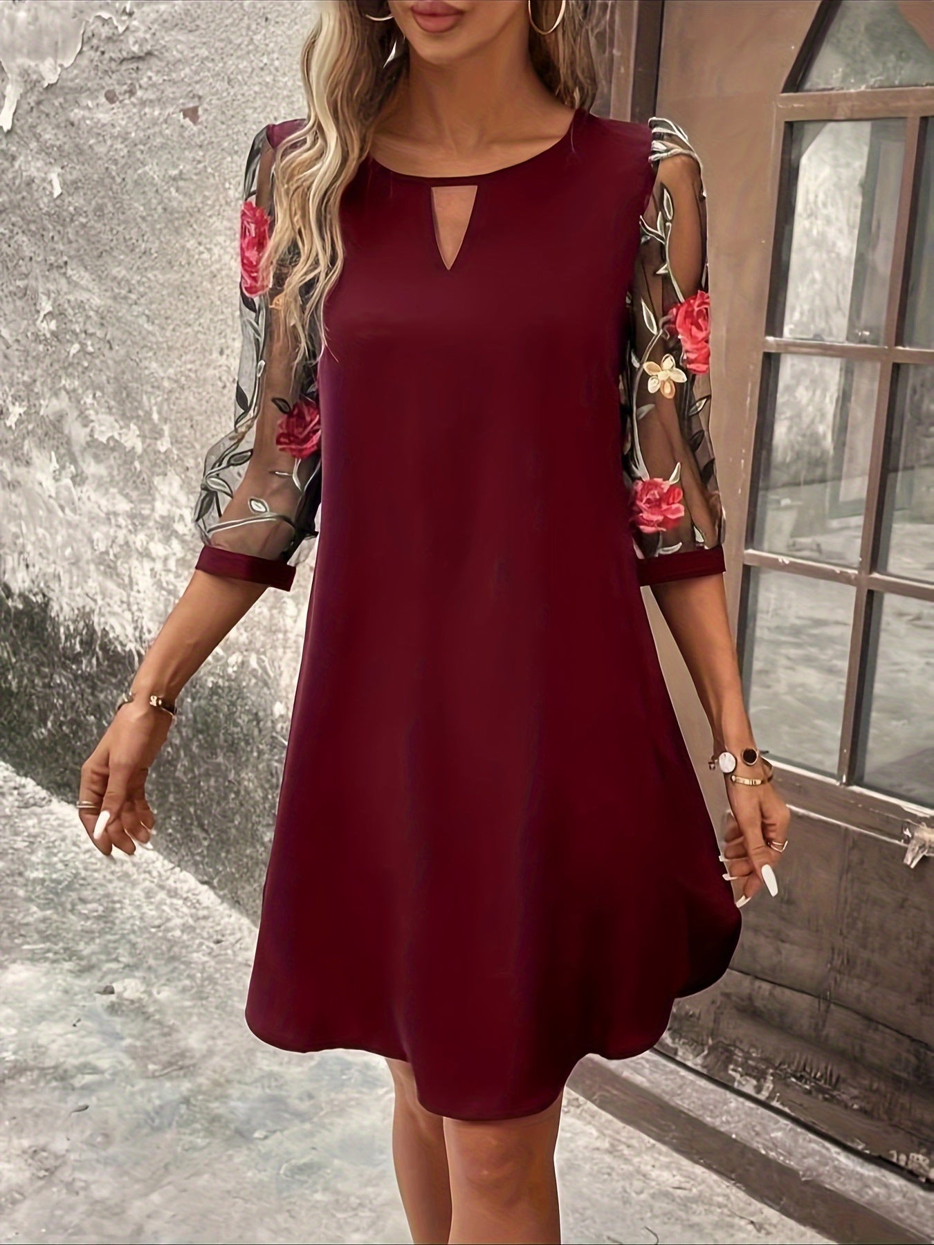 Kleid mit Blumenmuster, Dreiviertel-Illusionsärmel, Schlüssellochausschnitt, lockere Passform.