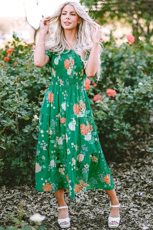 Vestidos midi com estampa floral e franzidos em camadas