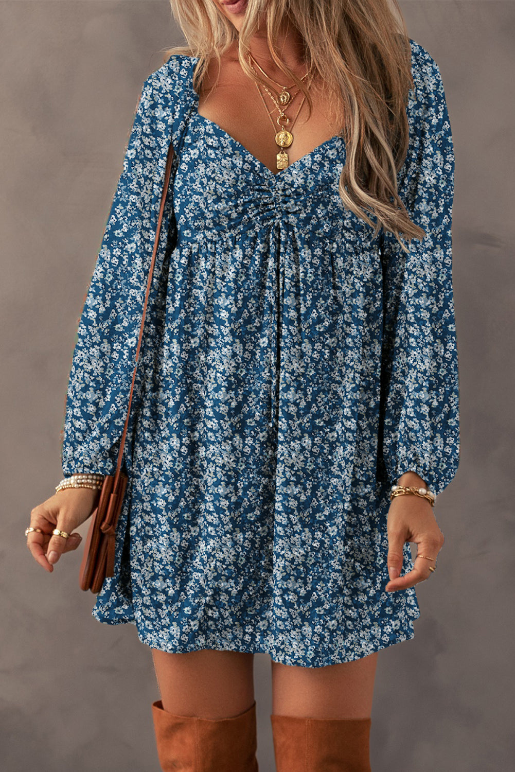 Vestido curto com estampa floral e decote coração