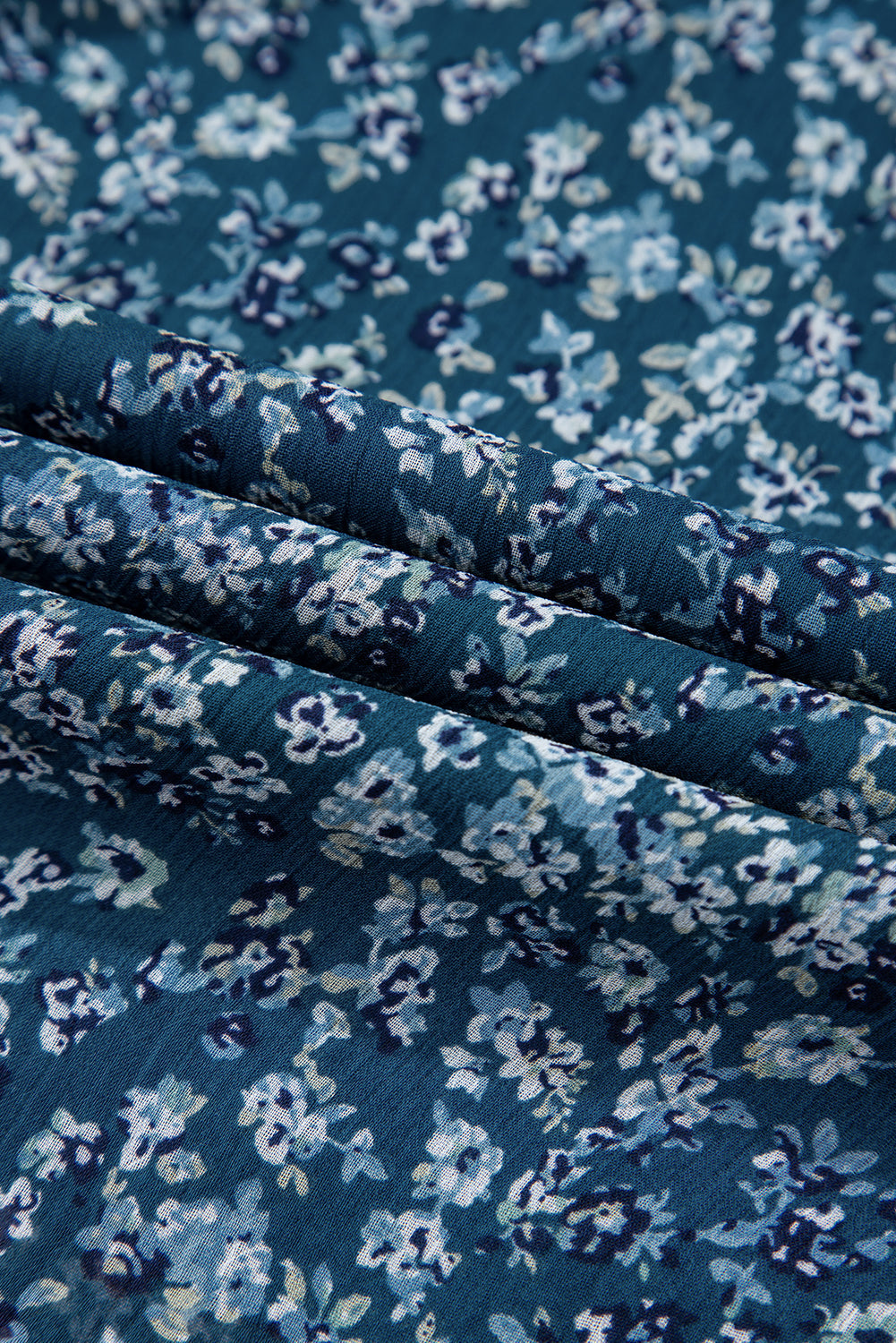 Vestido curto com estampa floral e decote coração