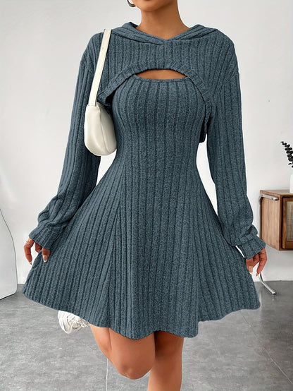 Conjunto de vestido canelado, casaco com capuz e vestido regata em corte A.