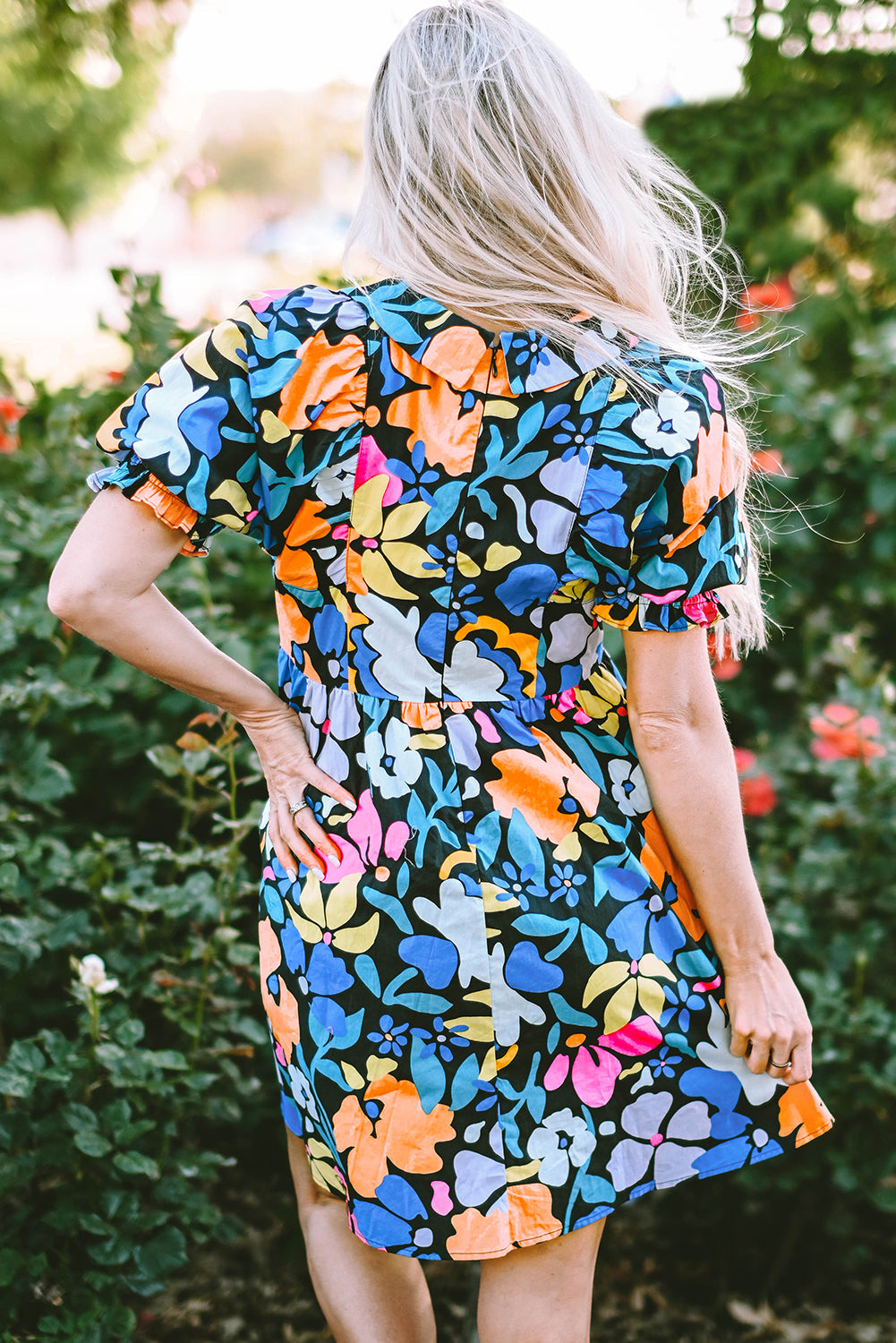 Vestidos florais com decote aberto e gola alta