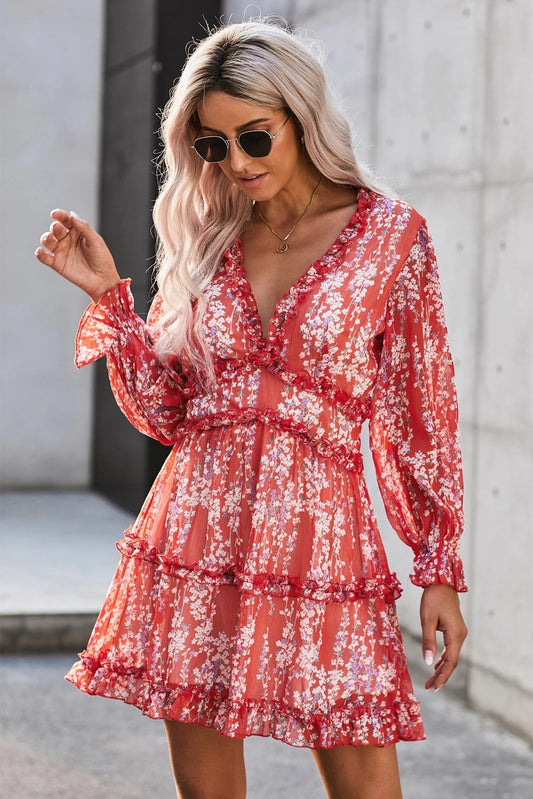 Vestido floral vermelho com babados e manga comprida aberta nas costas