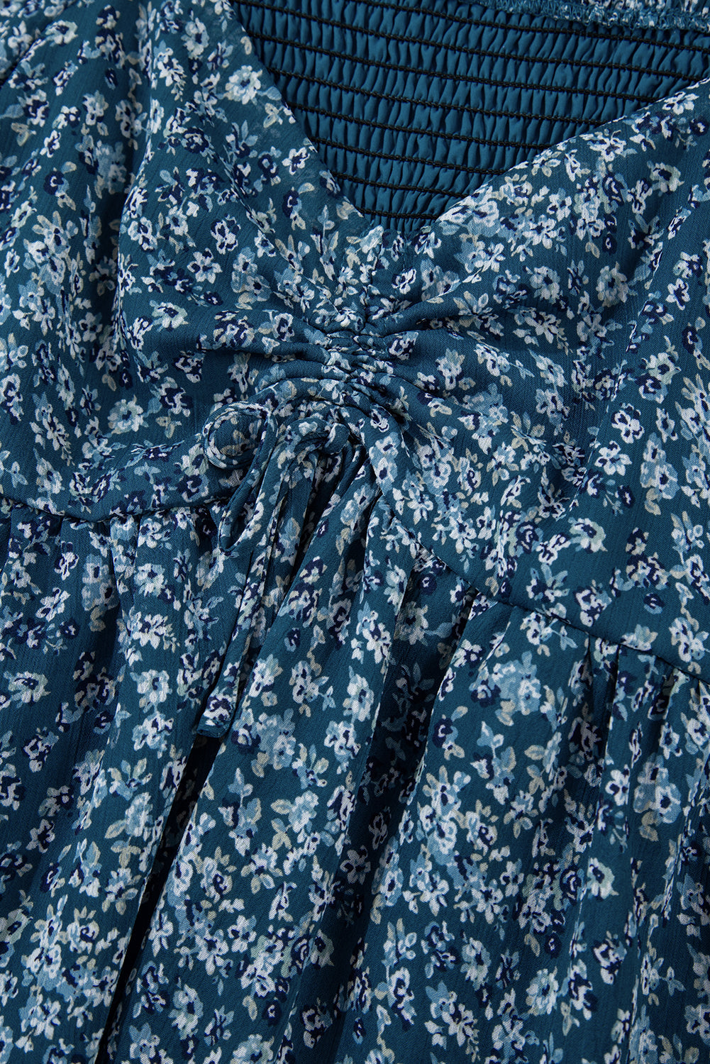 Vestido curto com estampa floral e decote coração