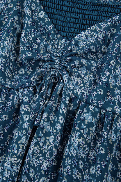 Vestido curto com estampa floral e decote coração