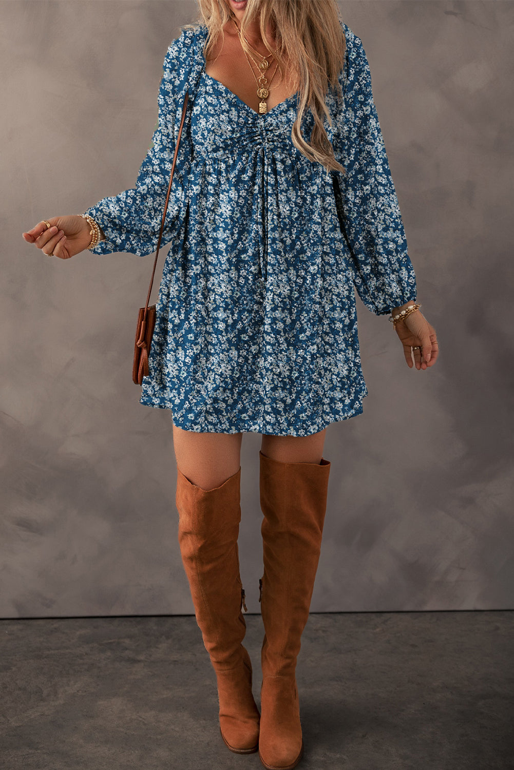 Vestido curto com estampa floral e decote coração