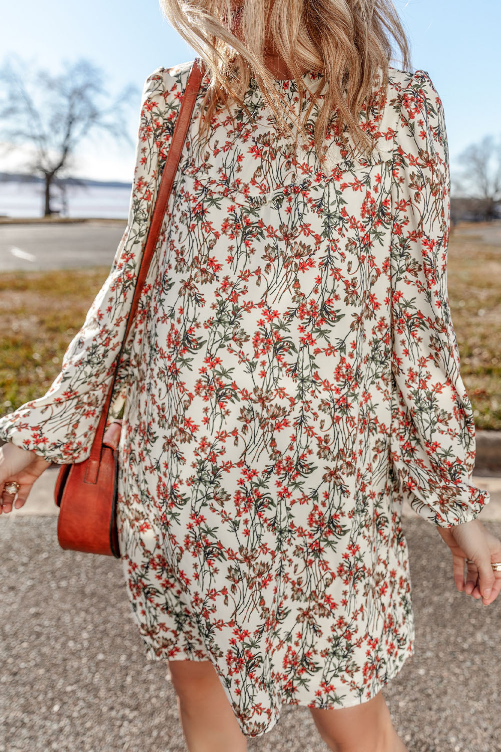Vestido curto de manga comprida com estampa floral
