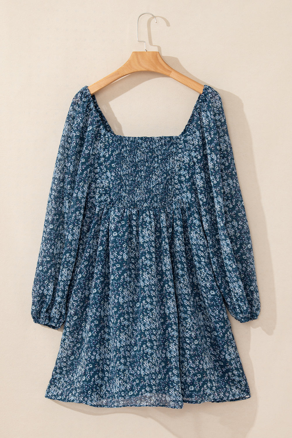 Vestido curto com estampa floral e decote coração