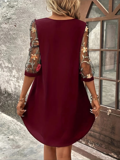 Kleid mit Blumenmuster, Dreiviertel-Illusionsärmel, Schlüssellochausschnitt, lockere Passform.