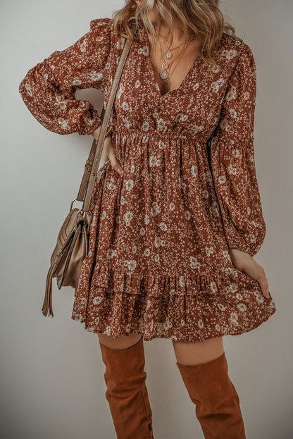 Vestido curto com babados florais e manga bufante estilo boho