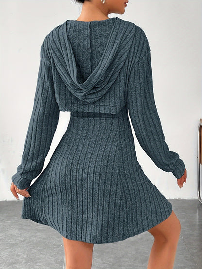 Conjunto de vestido canelado, casaco com capuz e vestido regata em corte A.