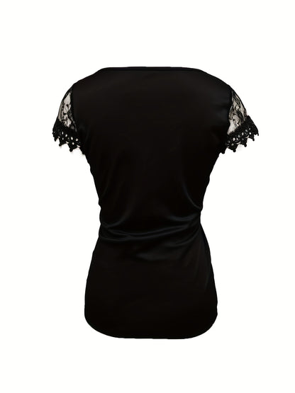 Camiseta de renda contrastante com gola quadrada e manga curta elegante para primavera e verão.