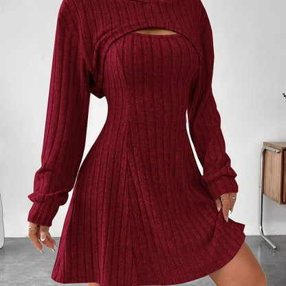 Conjunto de vestido canelado, casaco com capuz e vestido regata em corte A.