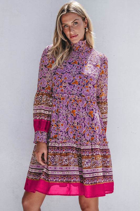 Vestido curto com manga bufante e gola alta