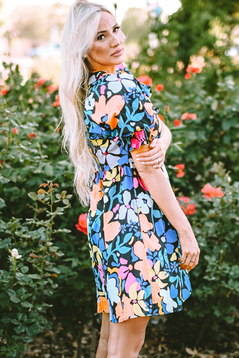 Vestidos florais com decote aberto e gola alta